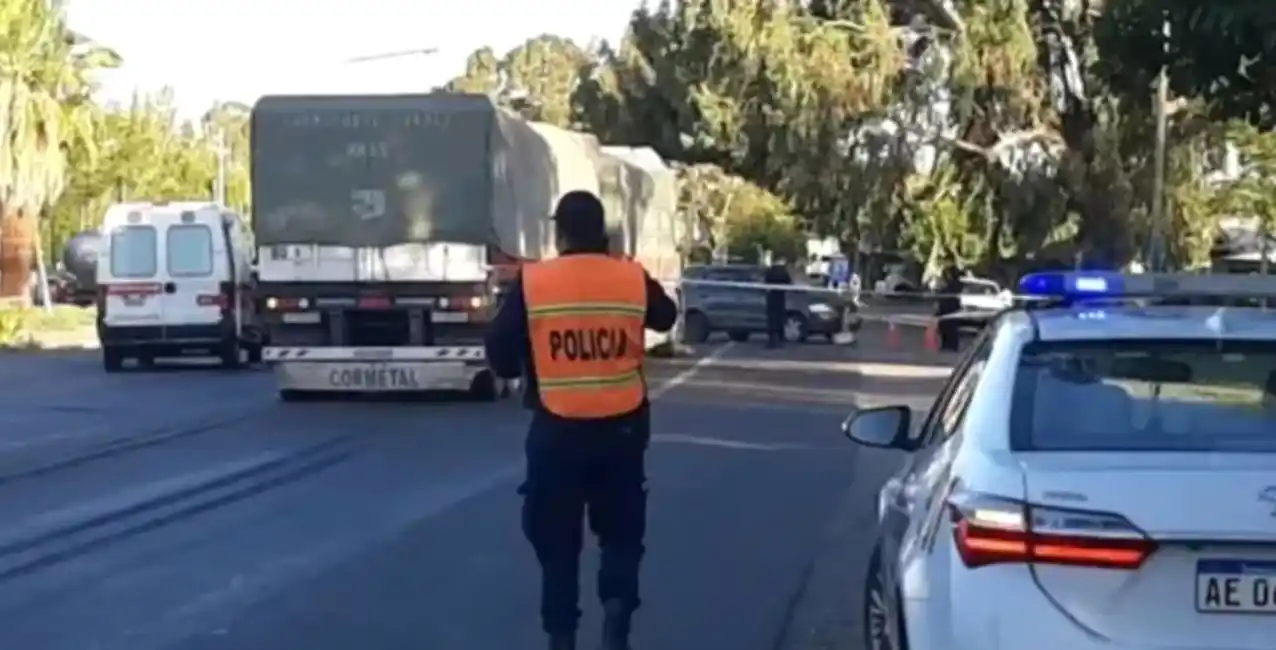 Tragedia: se le cayó un melón en la ruta, corrió para alcanzarlo y murió aplastado por un camión