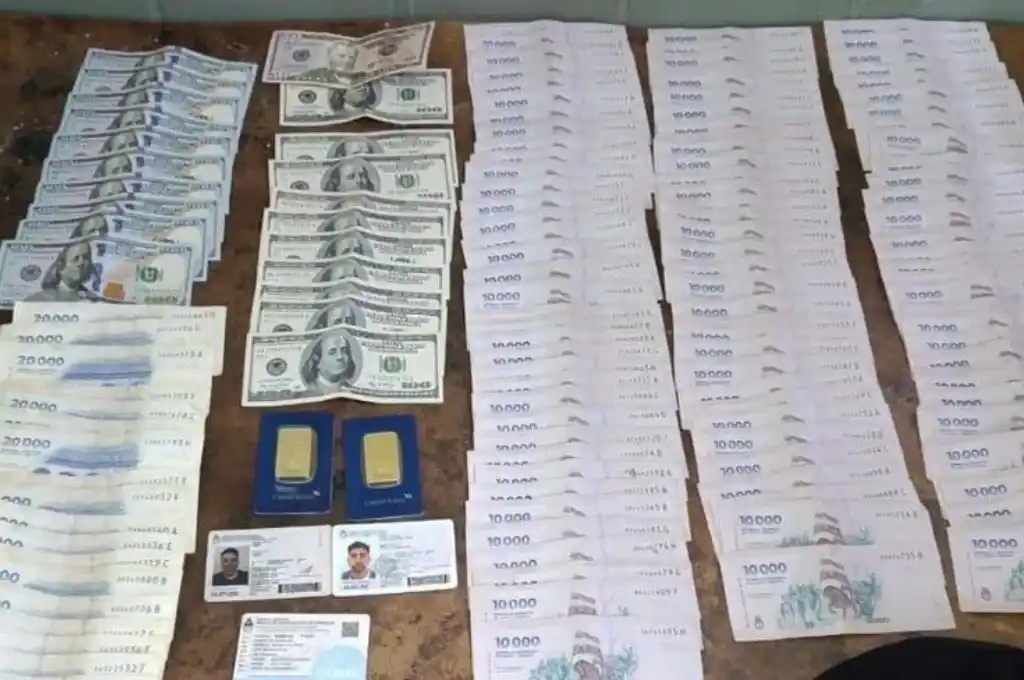 Los implicados no supieron justificar la procedencia del dinero ni de los lingotes. Foto: Gentileza