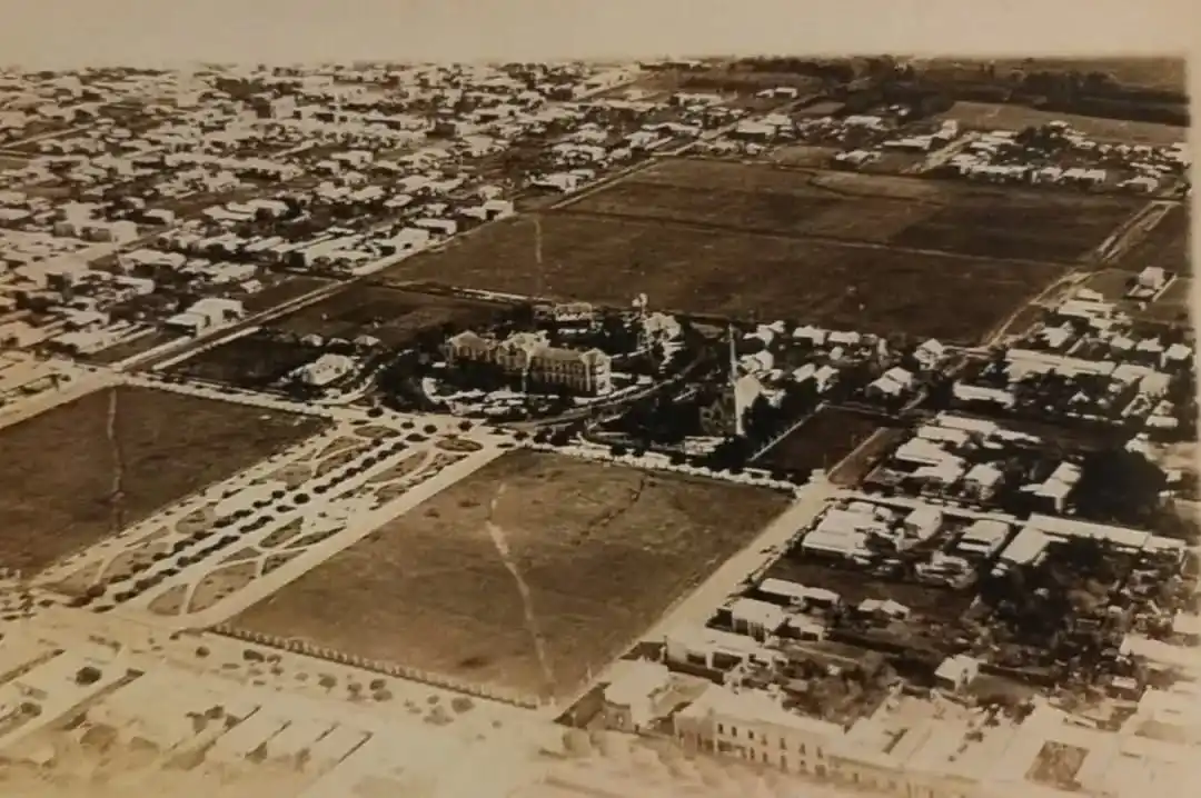 Imagen aérea de principios de 1900 sobre la avenida Colon y calles aledañas. (Foto: Instagram Barrio de la Estación Tandil)