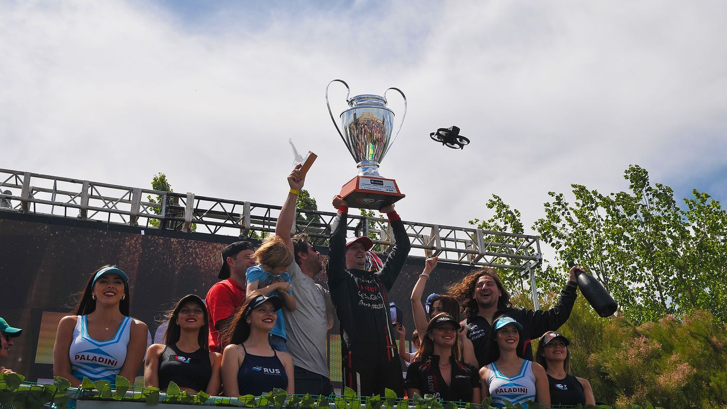 FOTO PRENSA APAT Domenech festejó triunfo y campeonato.