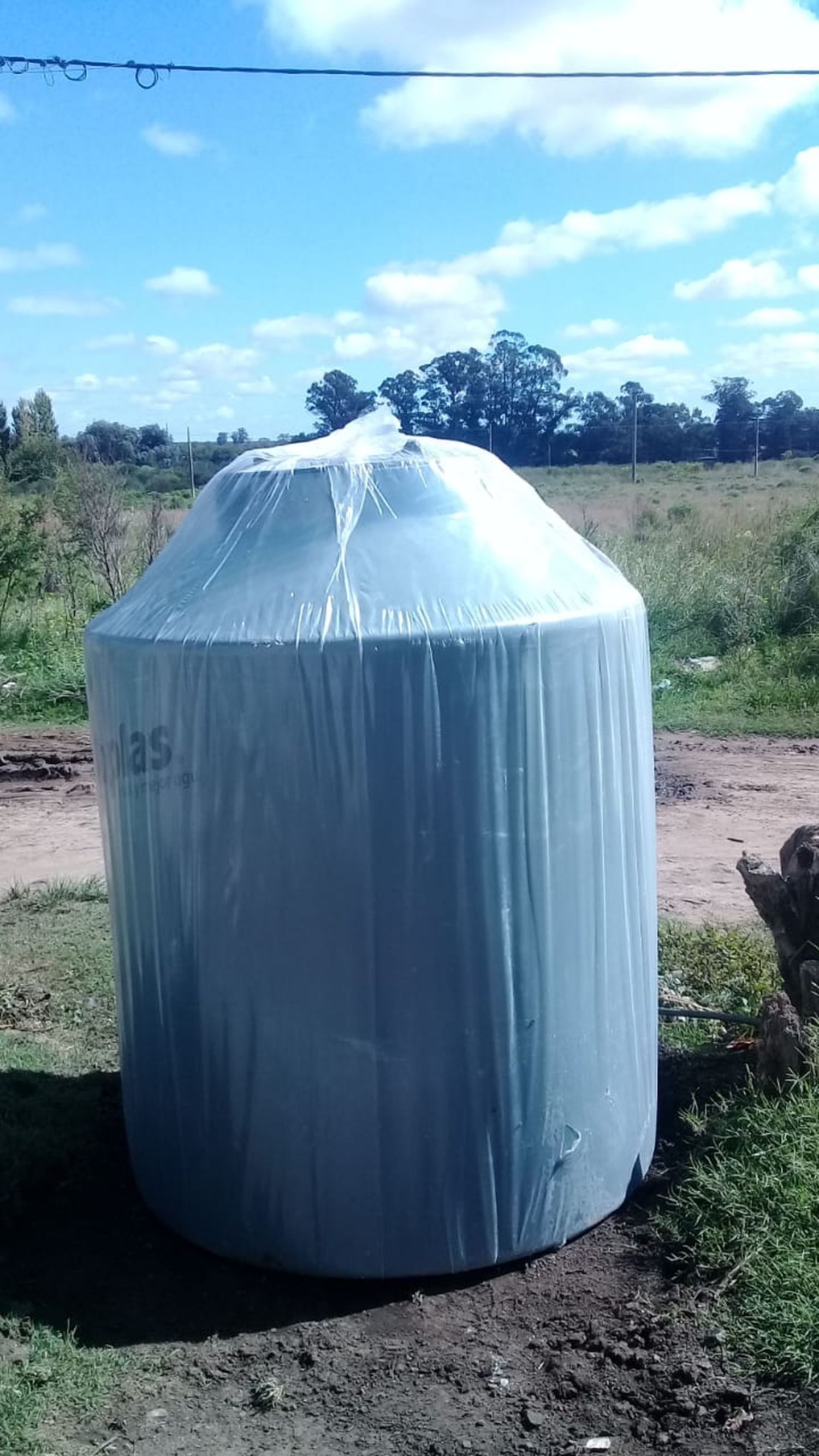 Llegaron los tanques de agua a los vecinos de La Movediza 2