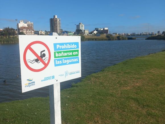 Recordaron la prohibición de estacionar en la calle colectora y bañarse en las lagunas de Mogotes