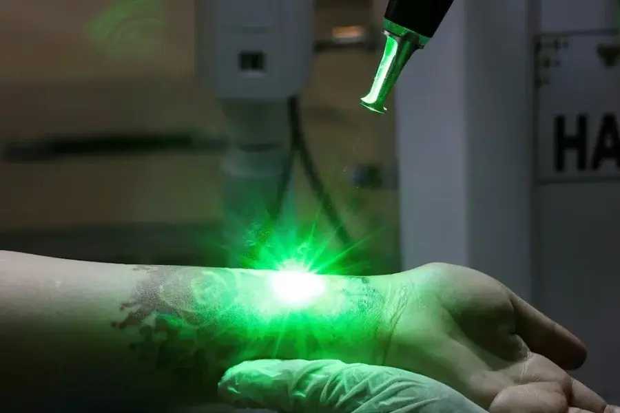 Musulmanes se borran tatuajes en Indonesia