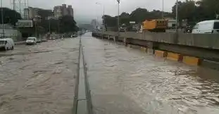 La GRAN CARACAS inundada por fuertes lluvias