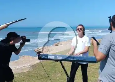 Una propia versión del Himno Nacional Argentino en la playa de Necochea.