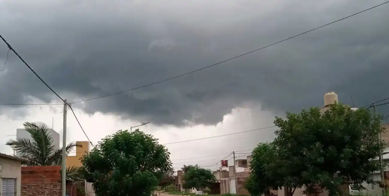 Se puso negro el cielo en la siesta santafesina. Foto: Manuel Fabatía.