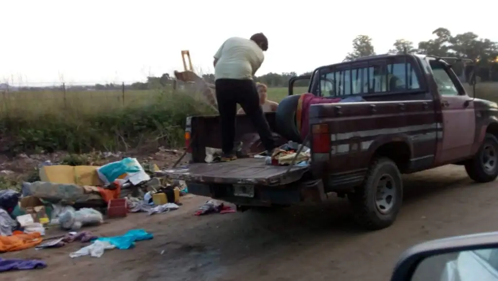 Arrojaban basura a la vera del camino de Circunvalación 