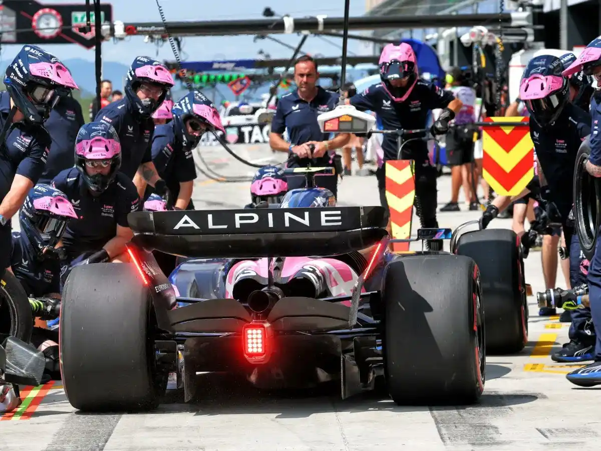 Más de siete segundos duraron los cambios de neumáticos de Alpine.
