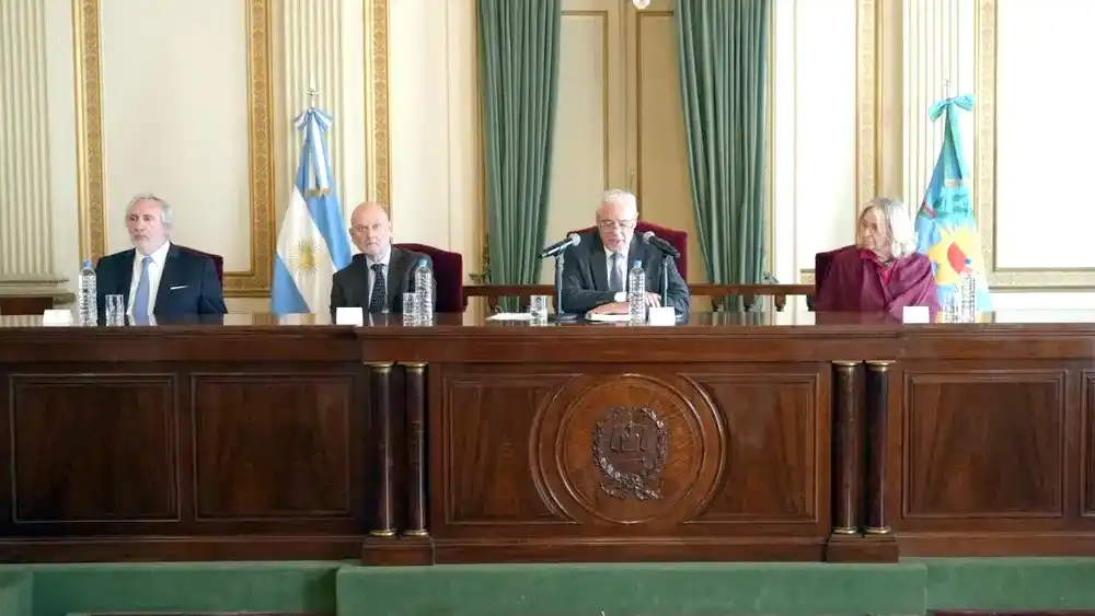 Sergio Torres junto a los cortesanos Hilda Kogan y Daniel Soria, y el procurador general Julio Conte Grand.