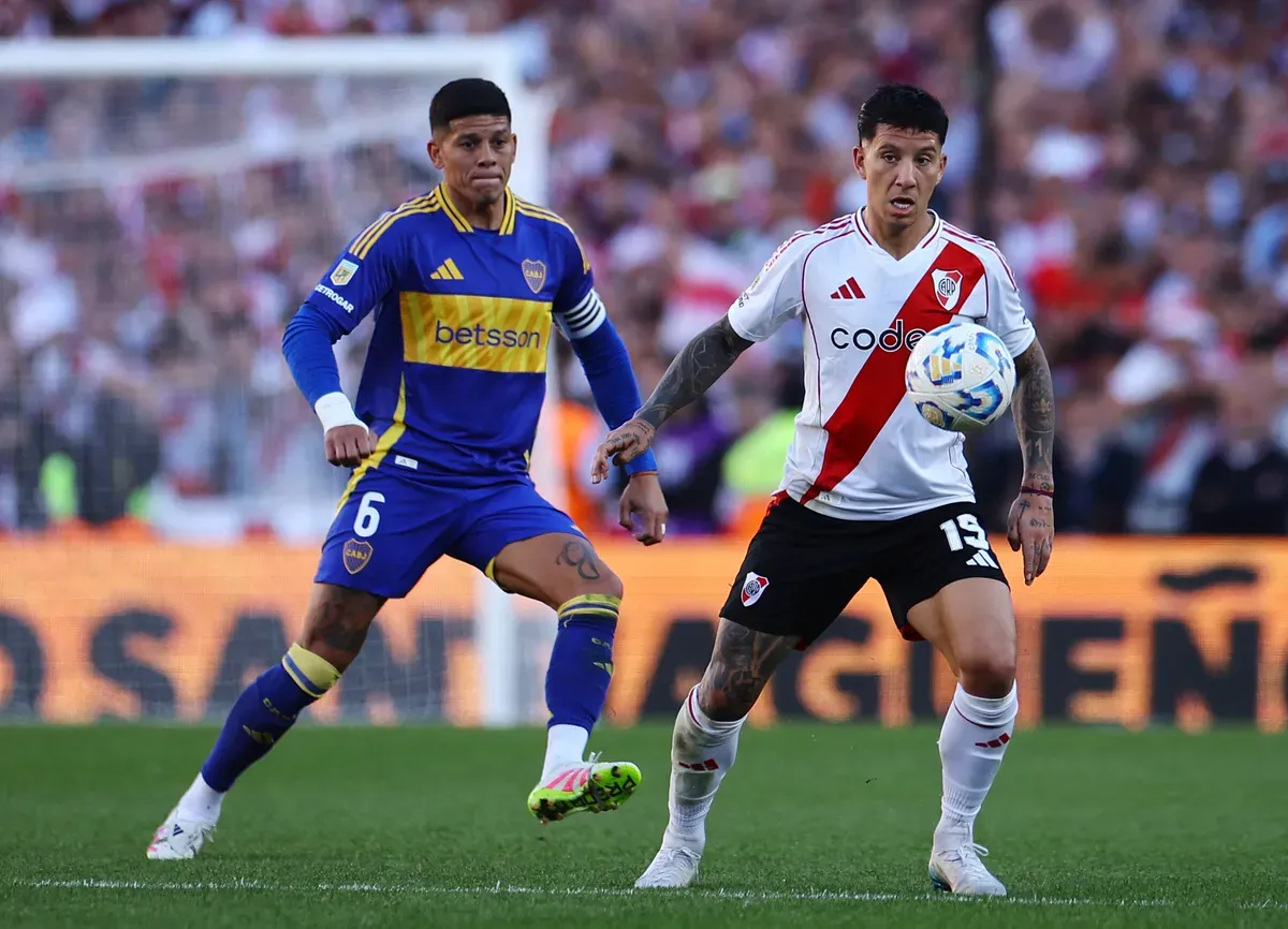 Marcos Rojo junto a Sebastián Driussi en el Superclásico.
