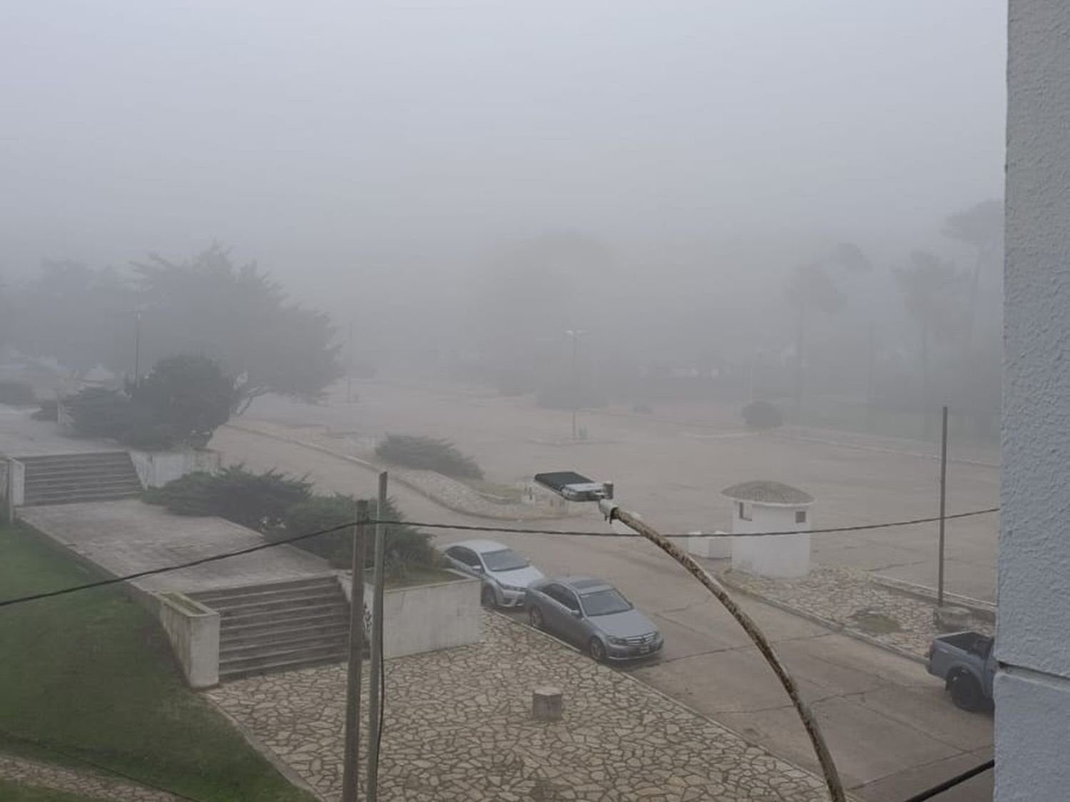 La bruma marina hizo "desaparecer" el mar de Necochea y no se puede ver desde los edificios de la avenida 2