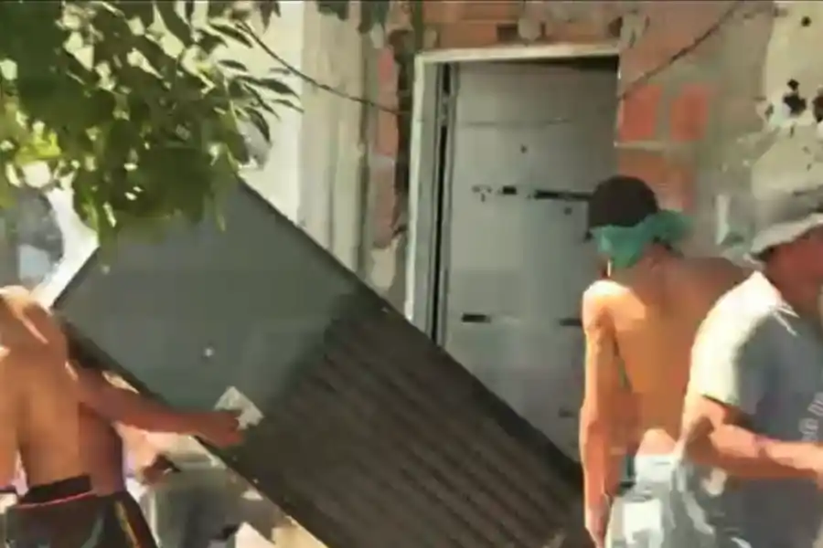 Vecinos del niño asesinado en Rosario saquearon e incendiaron la casa de presunto narco