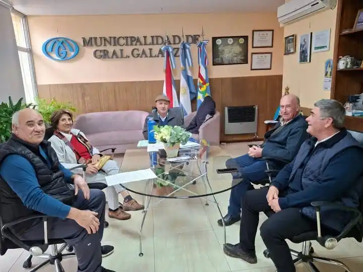 Menescardi reunido con el grupo de apoyo del Hospital Perú