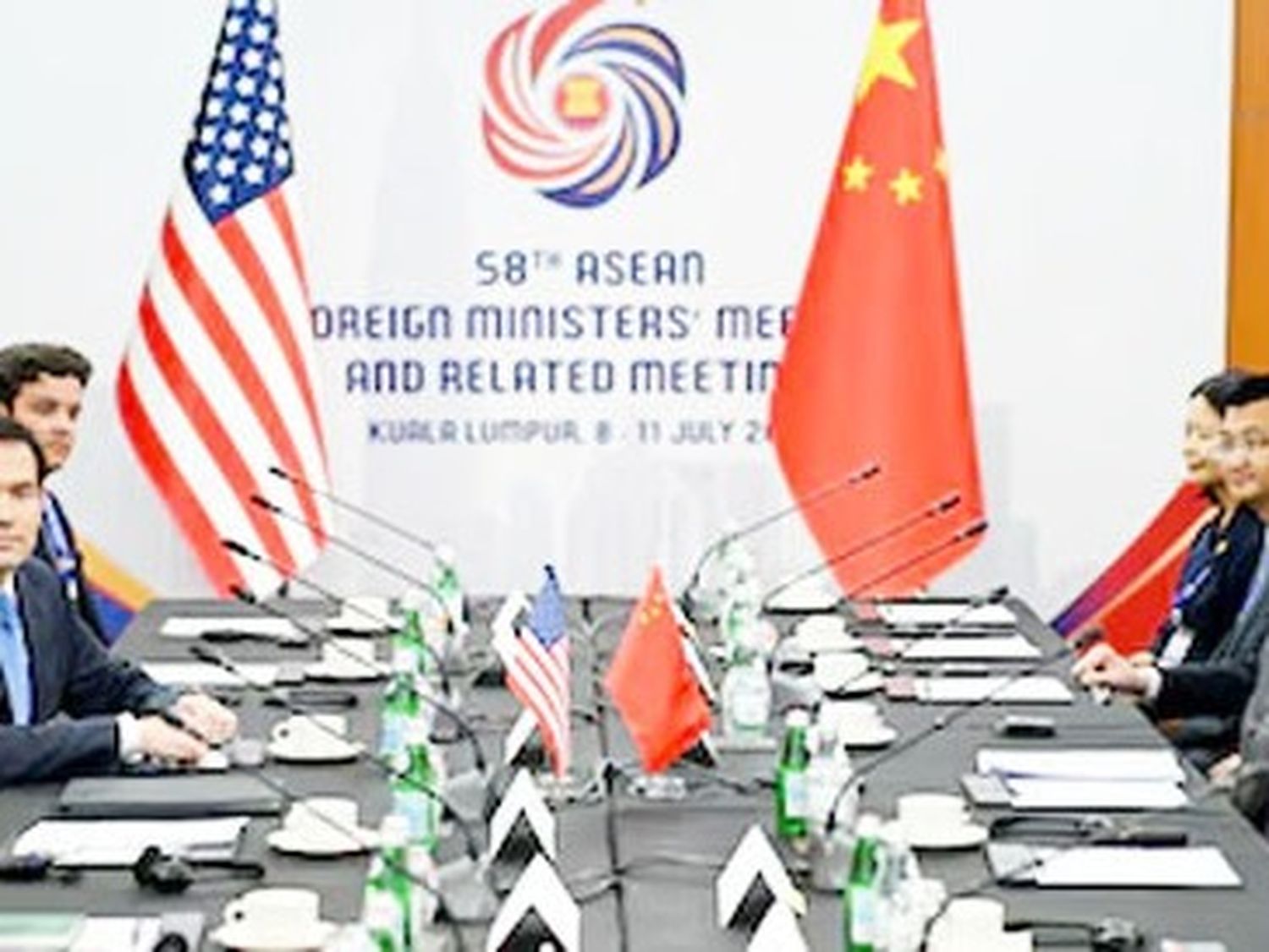 Estados Unidos y China retomaron el diálogo en Malasia: ajustan una cumbre entre Donald Trump y Xi Jinping