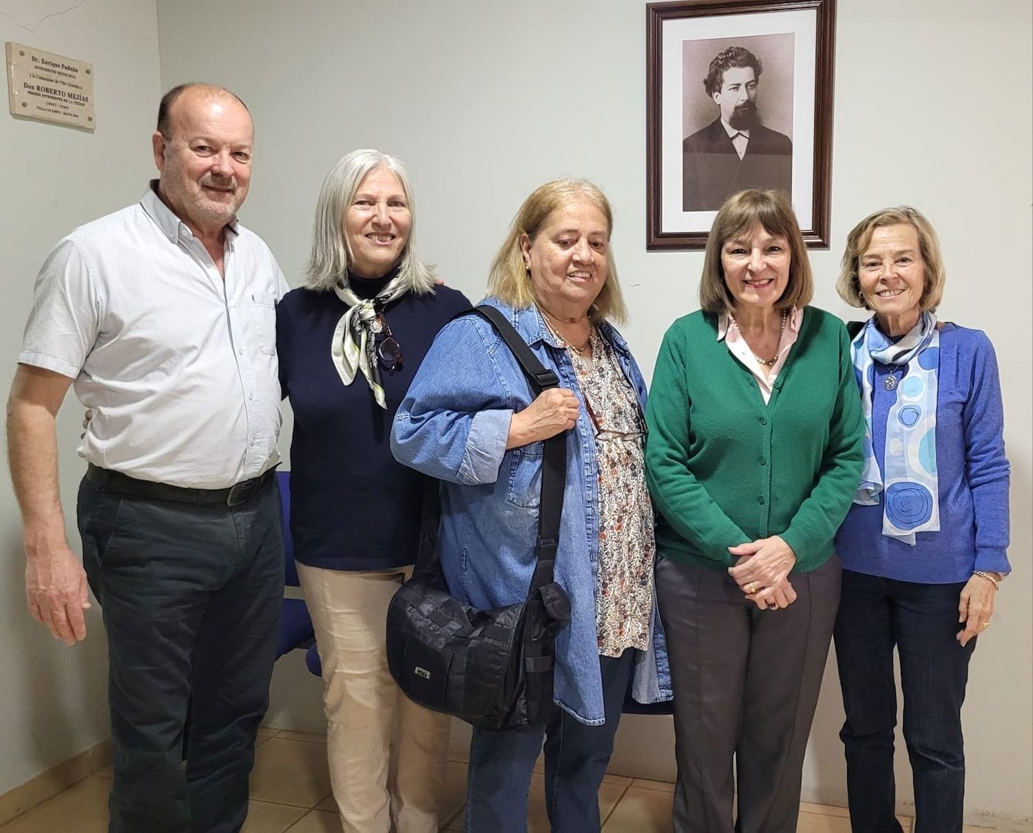 El intendente Paduán con las ilustres visitantes.