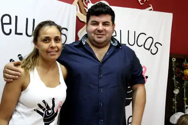 De Madrid a Gualeguaychú: llegó para entregar una peluca a una niña de 4 años