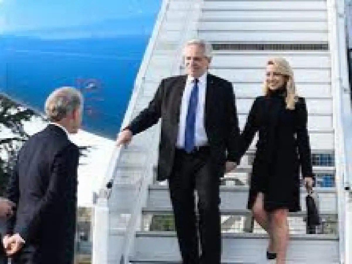 Alberto llegó a Francia acompañado por una reducida comitiva presidencial