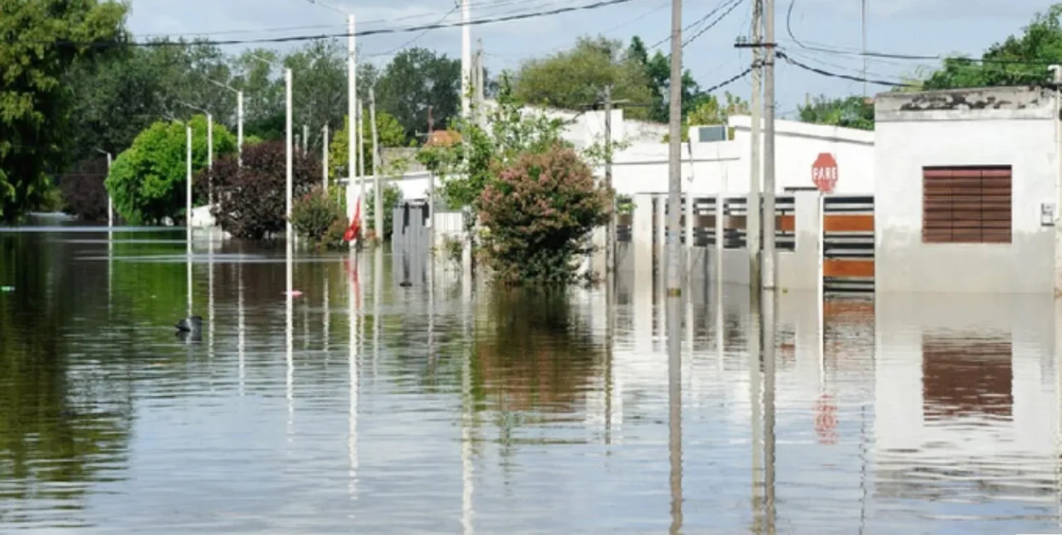 Más de 750 personas se encuentran evacuadas en el litoral de Uruguay por las fuertes tormentas que también afectan a Brasil.