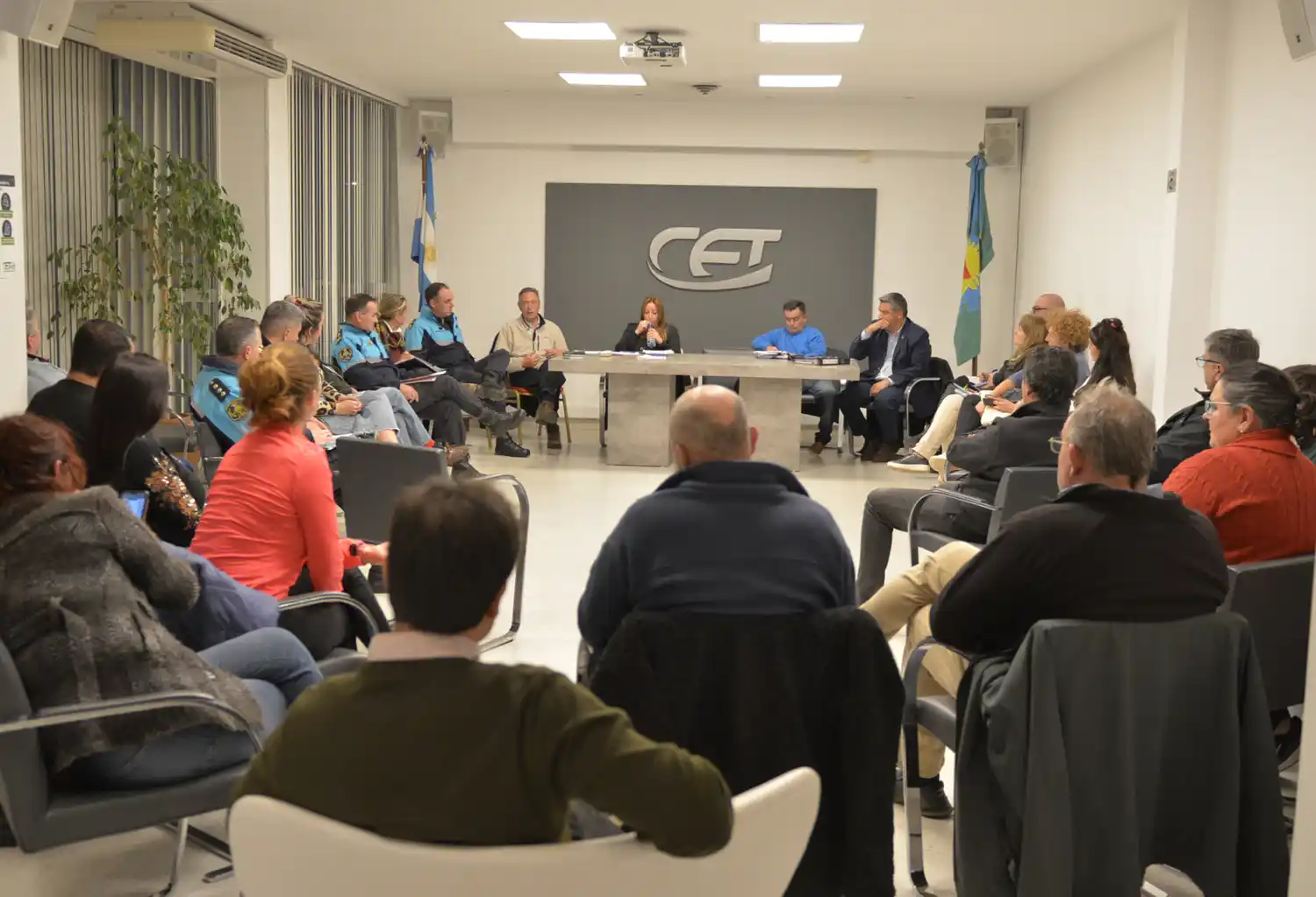 Autoridades del Foro de Seguridad recibieron a vecinos, funcionarios, referentes de instituciones y a efectivos policiales.