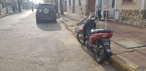 Una joven motociclista trasladada tras choque en 3 de Febrero y Almafuerte