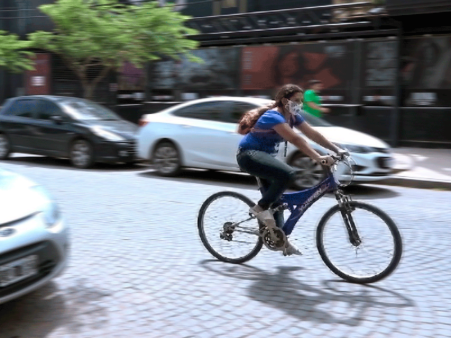 Comienzan a señalizar bicisendas en dos calles del centro: ¿qué dicen los comerciantes?