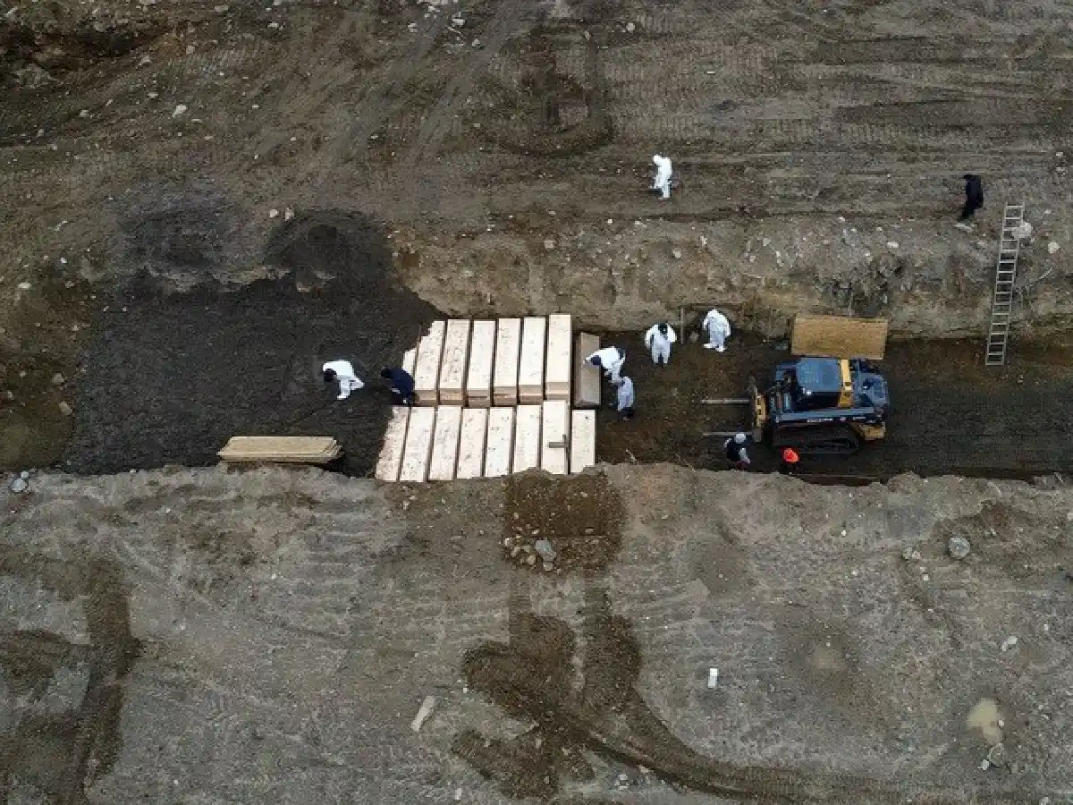 La espeluznante imagen de entierros en fosas comunes en Nueva York