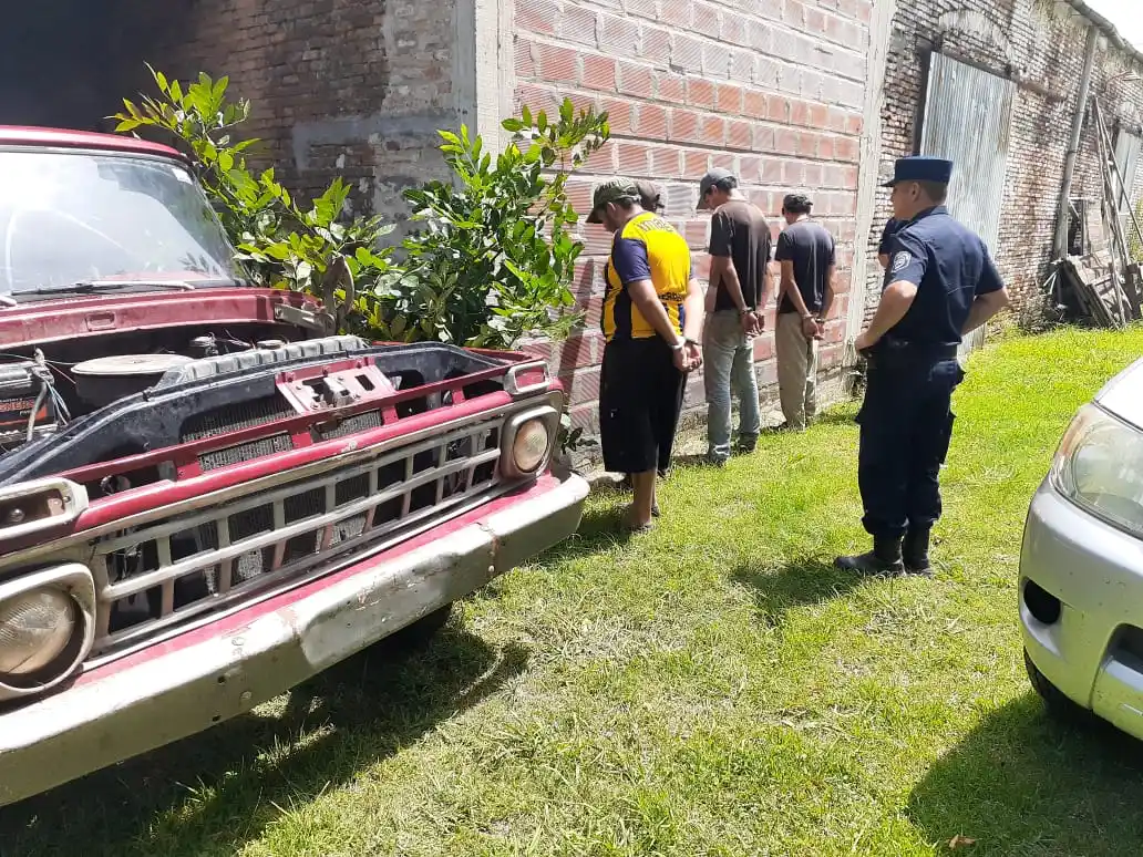 Cuatro sujetos fueron detenidos cuando se llevaban caños de una propiedad privada