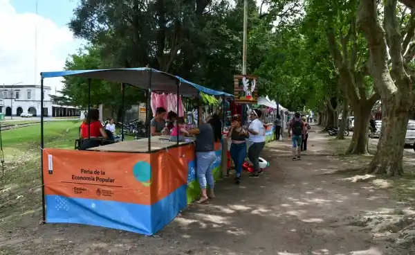 Las compras navideñas de productos locales impulsan la expansión del comercio y el trabajo genuino