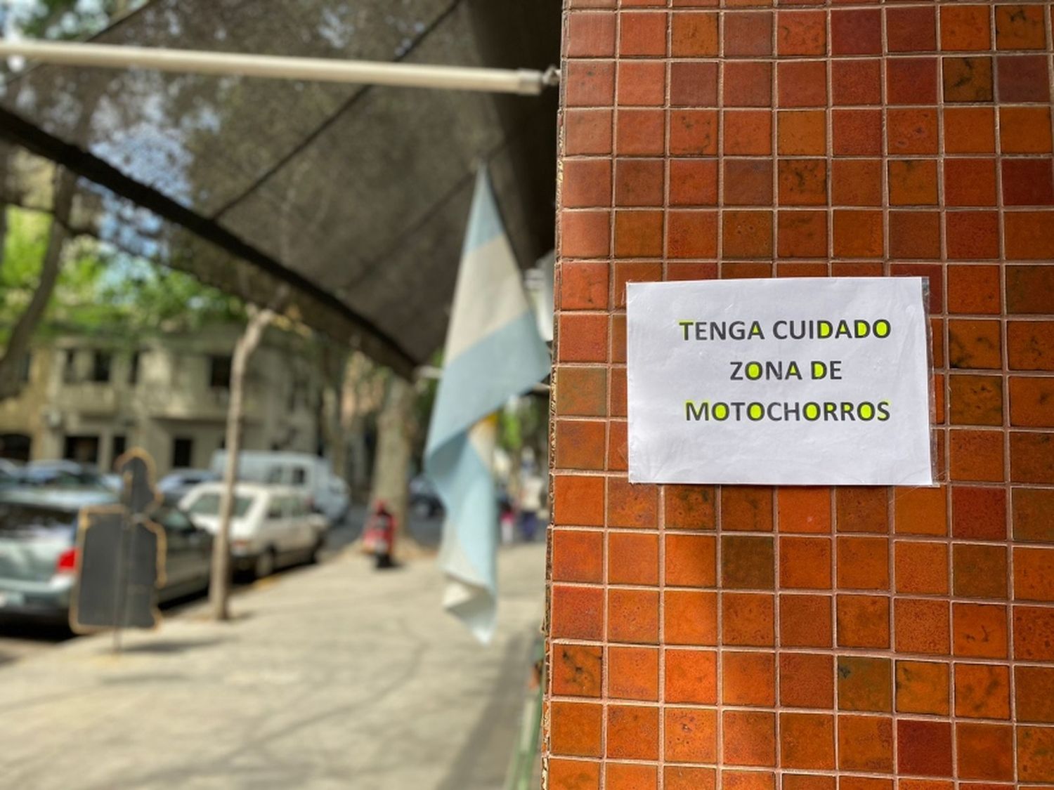 Advertencia en un edificio del centro: “Tenga cuidado, zona de motochorros”