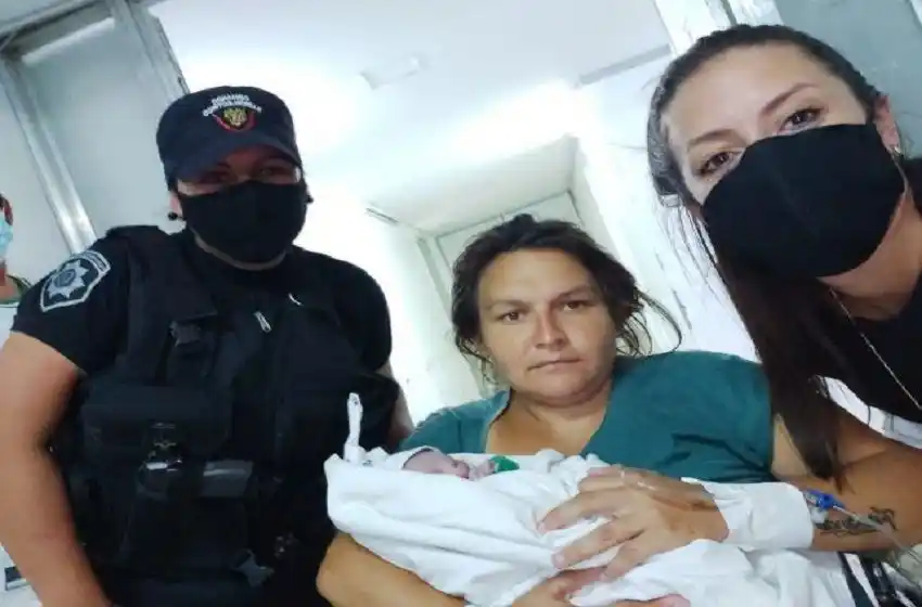 No llegaba al hospital y tuvo a su bebé gracias a policías que la asistieron en el parto