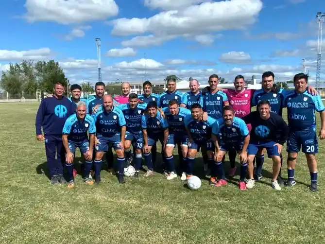 La Crema es el único líder del Clausura del Senior liguista. Foto:Prensa AR.