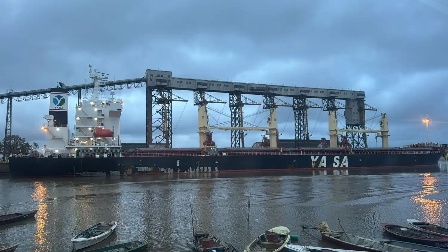 El barco Yasa Tokyo cargó 33 mil toneladas de trigo y quedó varado el viernes 23 de mayo. Foto: La Opinión.