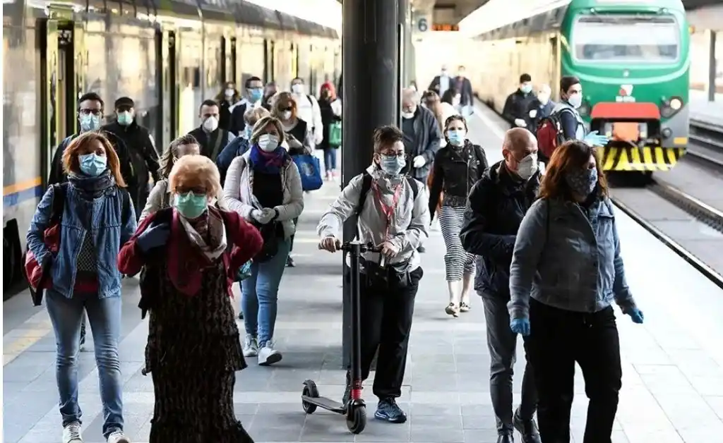 Italia hace obligatorio en todo el país el uso de tapabocas en espacios abiertos