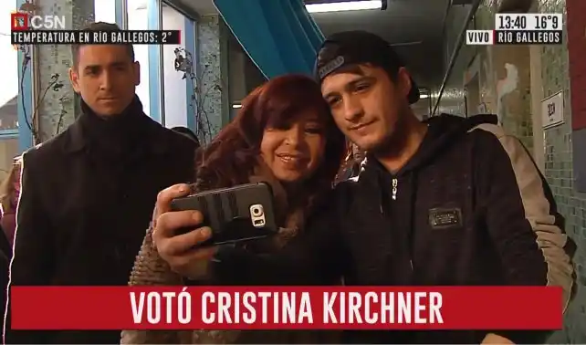 Cristina Fernández votó en Río Gallegos, se sacó selfies y prefirió no hablar