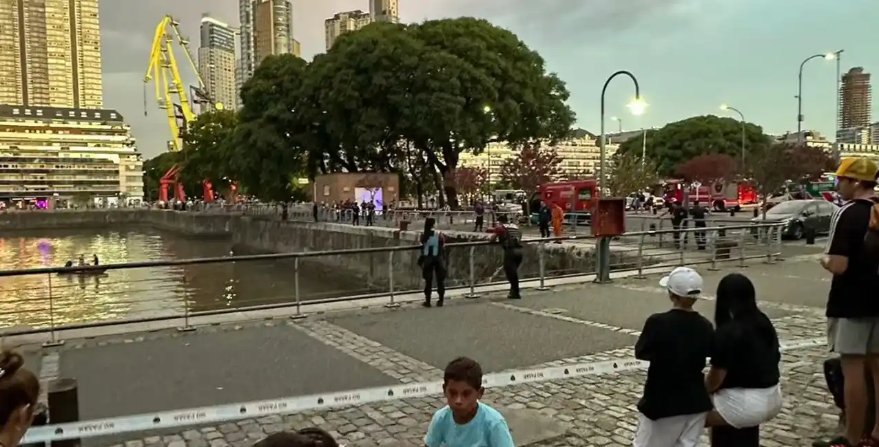 Tragedia en Puerto Madero: se tiró al río para recuperar su mochila y murió ahogado