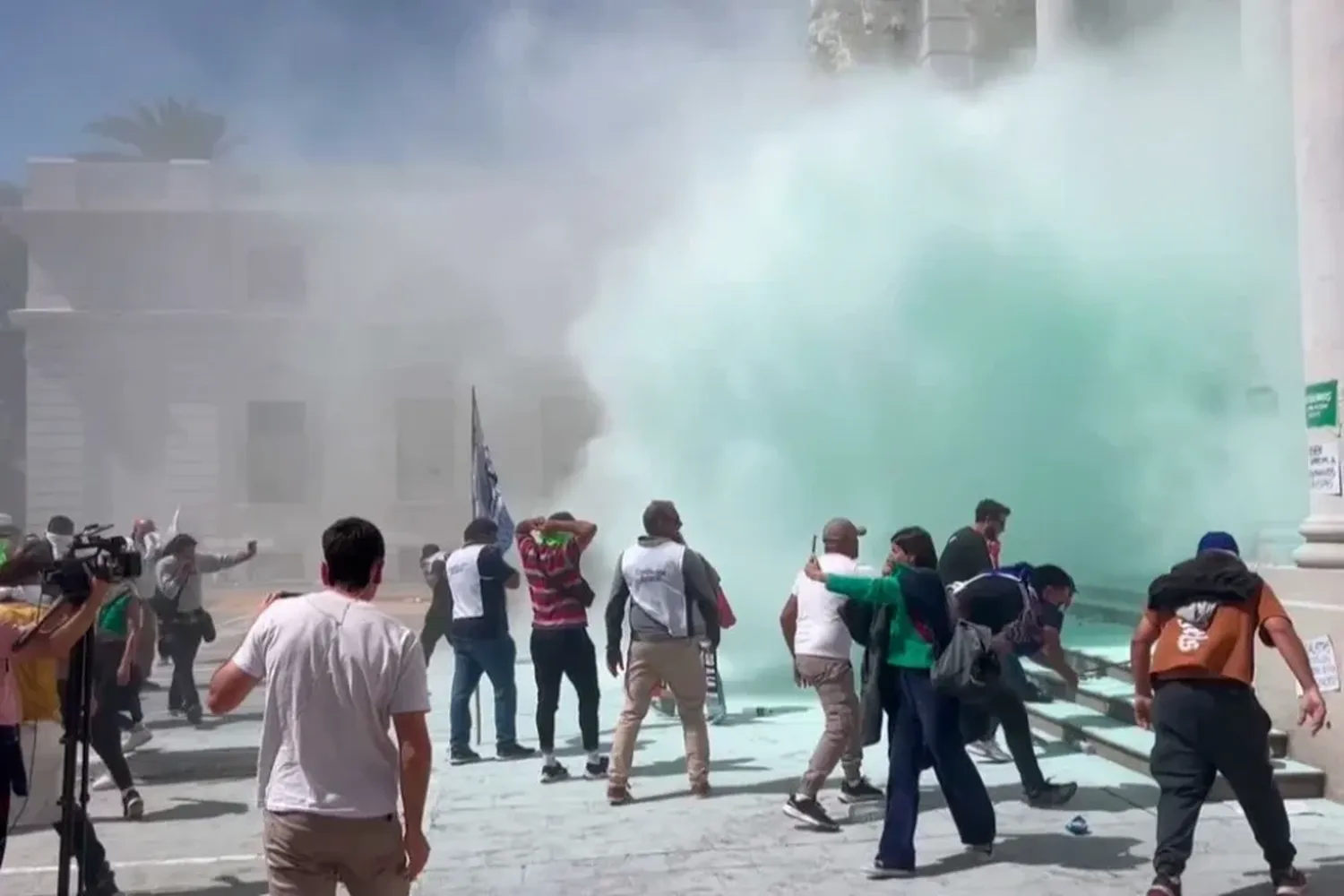 Ataque a la Legislatura: la defensa de los gremialistas rosarinos se cruzó con la jueza durante la imputativa