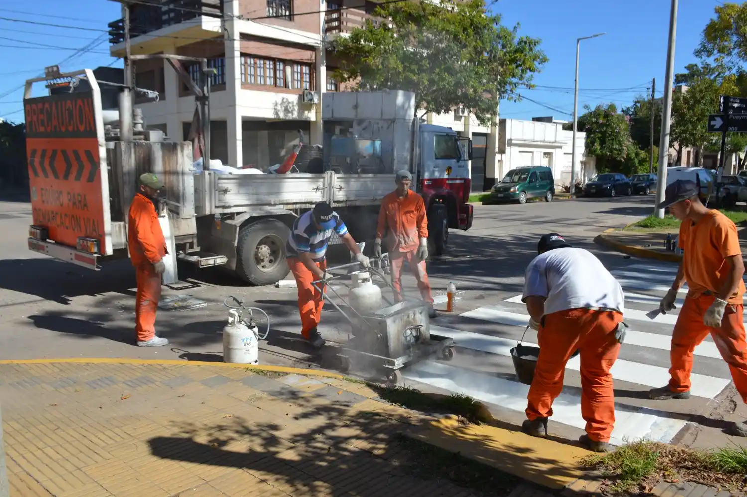 Personal municipal trabajando en el pintado de la senda.