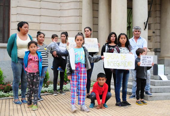 Familiares de la mujer asaltada  por motochorros se manifestaron