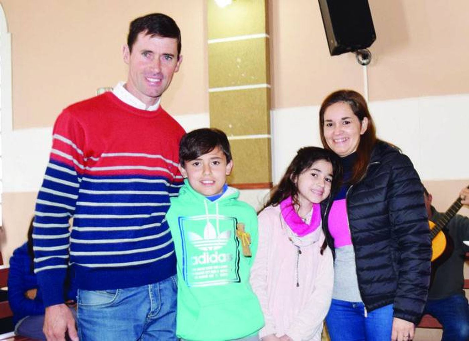 Recibieron la cruz, los niños  de primera comunión