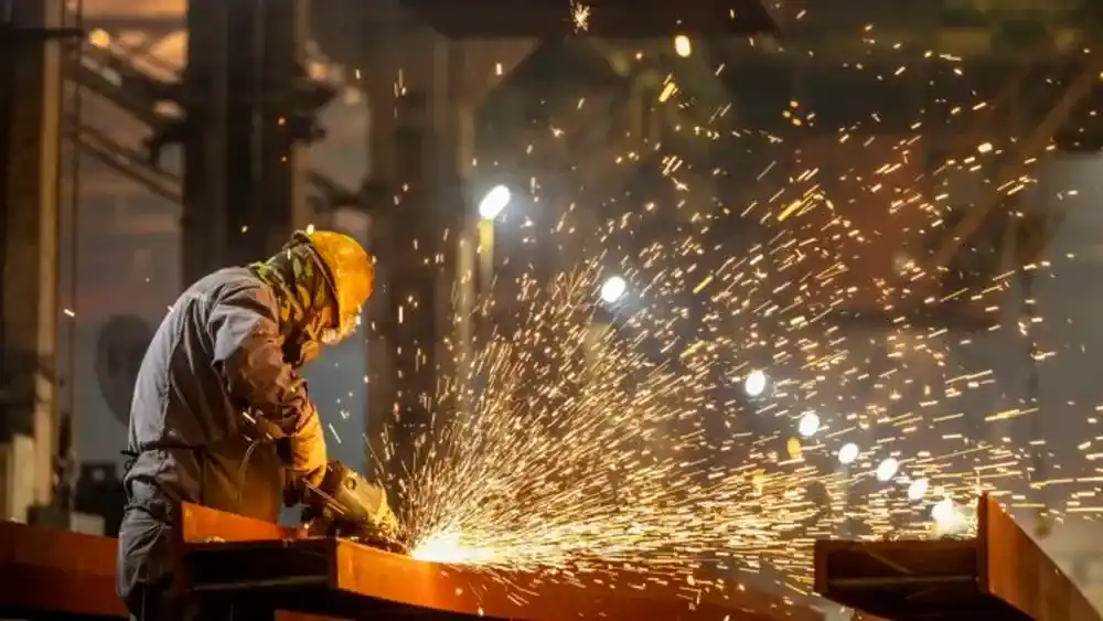 Un trabajador en un taller industrial. (Agencia Xinhua)  Xinhua