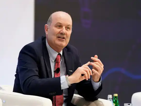 Sturzenegger: “Eso de que la reforma laboral pasa la jornada de ocho a trece horas es un disparate”