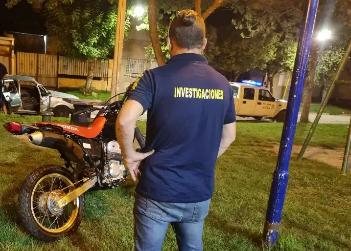 Interceptaron a un joven de 20 años que estaba con una moto robada en la plaza