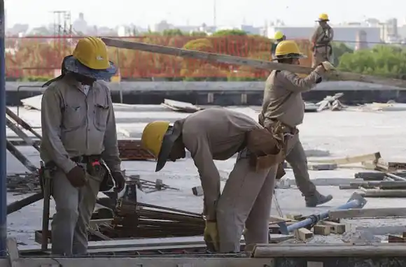 La economía desaceleró su caída en abril