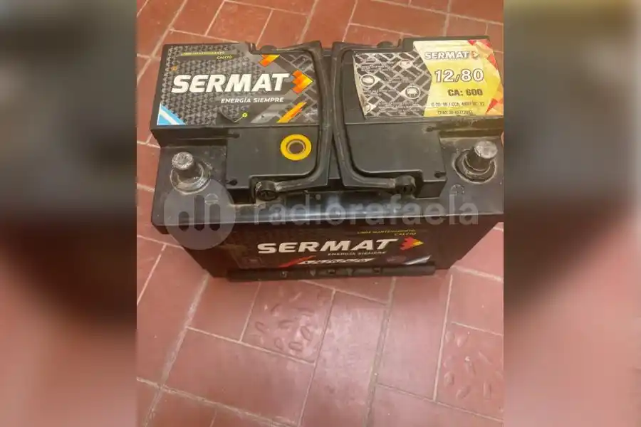 Estaban cargando una batería y, cuando vieron a la policía, salieron a las corridas
