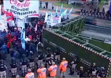 Corte y tensión en Puente Pueyrredón por una protesta de trabajadores despedidos de Burzaco