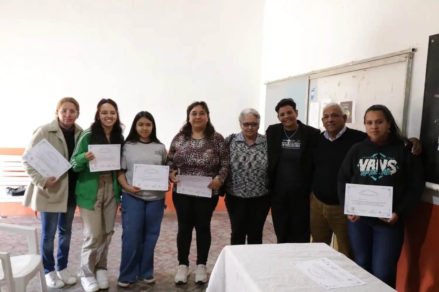 Acto de entrega de certificados del curso de panificación en homenaje al instructor Adrián de Bernardi