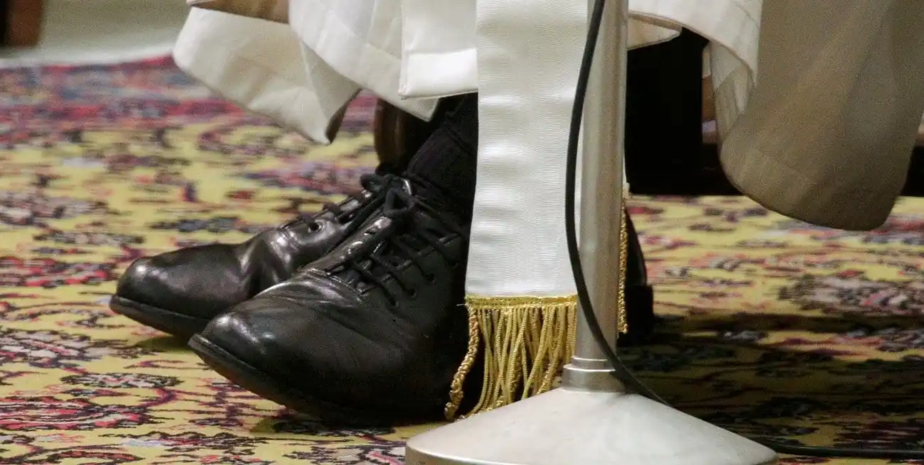 Los zapatos de Francisco que lo acompañaron durante su papado, como símbolo de auteridad y un reflejo del modo en que ejerció su autoridad. Foto: REUTERS / Max Rossi.