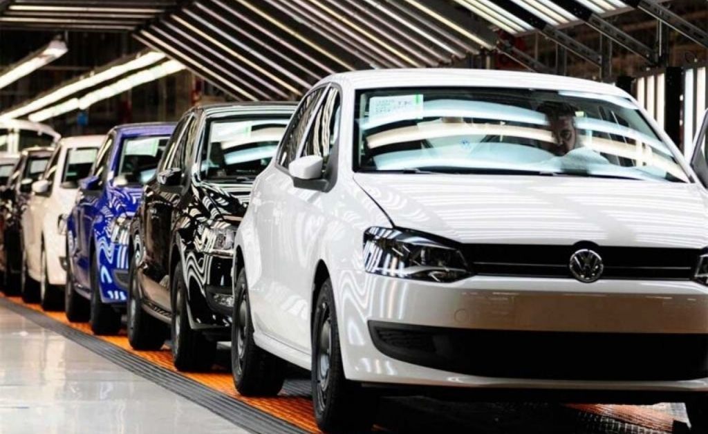 Fabricantes de baterías para autos deben frenar la producción por falta de insumos