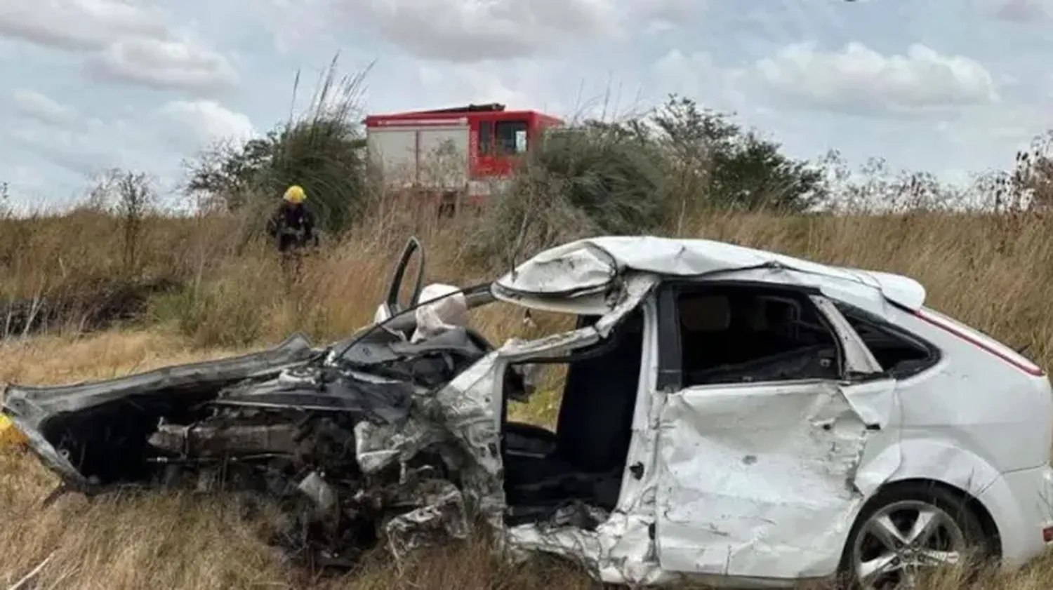 Degolló a su mujer, intentó fugarse en auto y se estrelló contra un camión