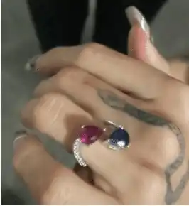 El anillo con dos rocas que Mike Bahía le dio a Greeicy. Foto Instagram